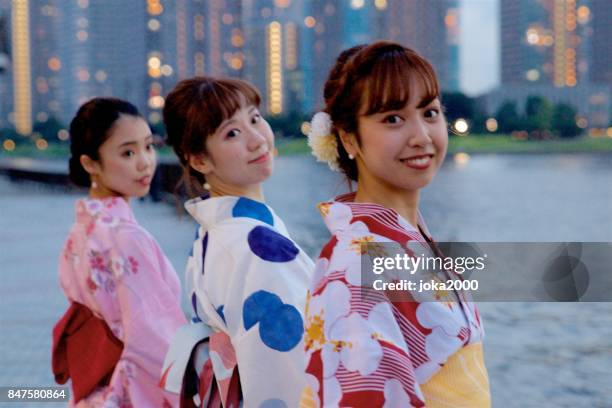 junge japanerin im yukata bei sonnenuntergang - yukata stock-fotos und bilder