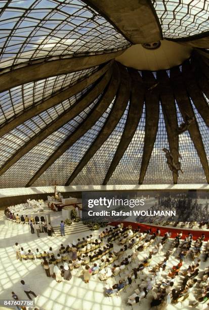 Interieur de la cathedrale due a l'architecte Oscar Niemeyer pendant une messe en avril 1985 a Brasilia, Bresil.