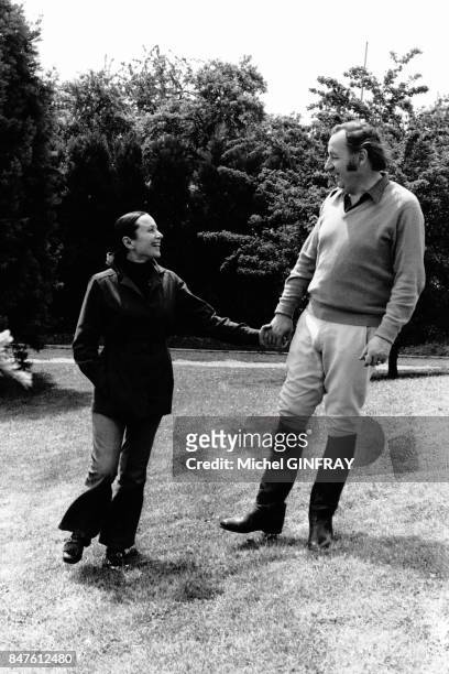 Philippe Noiret et son epouse Monique Chaumette se reposent dans leur maison de campagne de la banlieue ouest de Paris le 5 mai 1974 a Marly-Le-Roy,...