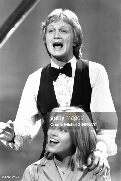 Claude Francois chante en duo avec sa fiancee Kathalyn a l'emisson de television 'Top a Sardou' le 2 juin 1977 a Paris, France.