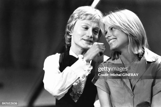 Claude Francois chante en duo avec sa fiancee Kathalyn a l'emisson de television 'Top a Sardou' le 2 juin 1977 a Paris, France.