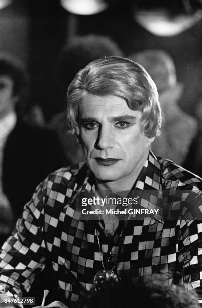 Robert Hossein sur le tournage du film de Roger Hanin Le Protecteur dans lequel il est travesti au cabaret La Grande Eugene en juillet 1973 en France.