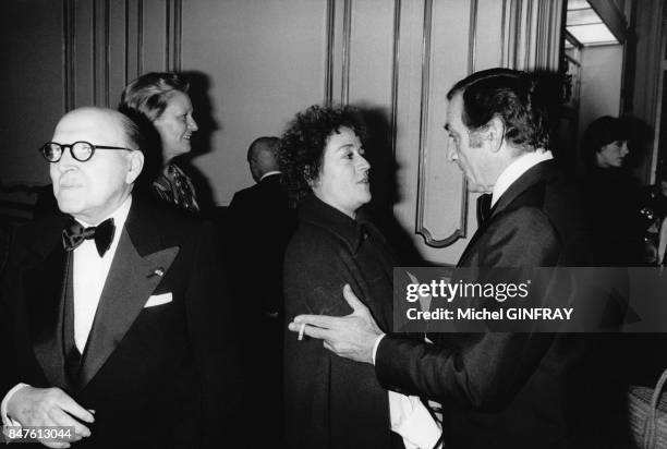 Annie Girardot et Lino Ventura a la reception donnee par Marcel Dassault dans les salons du magazine Jours de France a l'occasion d'une projection...