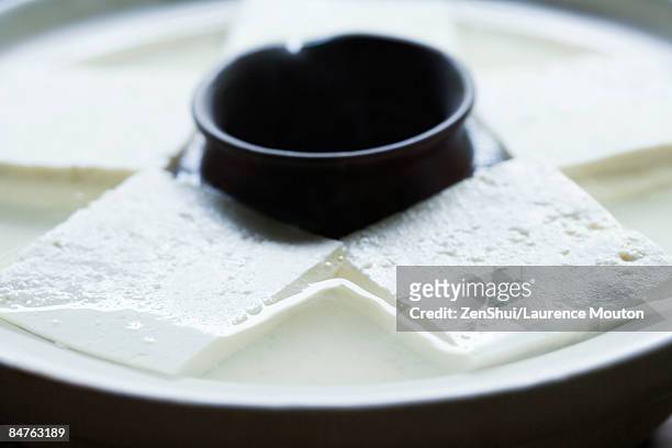 tofu soaking in pot, close-up - 煮る ストックフォトと画像