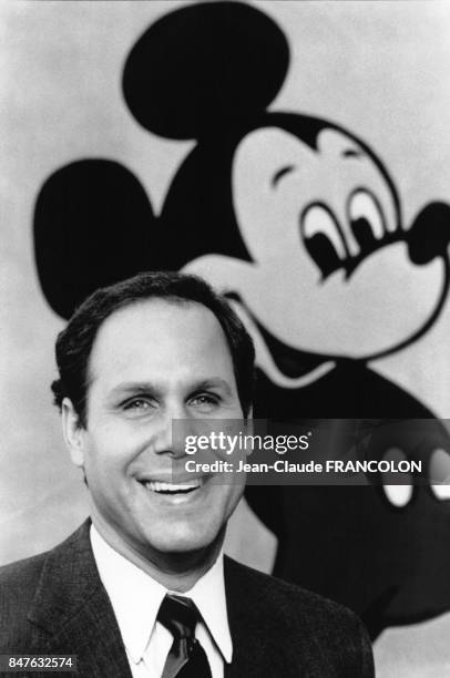 Michael Eisner, PDG de 'The Walt Disney Company' vient de signer un contrat avec l'Etat pour la creation d'Eurodisneyland, en mars 1987, Marne la...