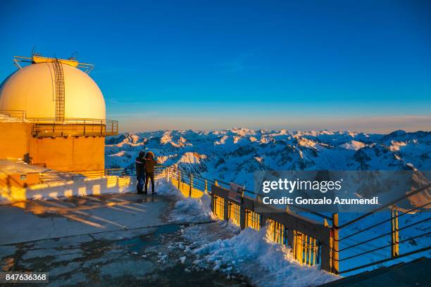 pic du midi de bigorre and observatory - midi pireneus imagens e fotografias de stock