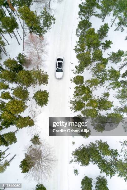 luftaufnahme der bundesstrasse im winterwald - taunusgebirge stock-fotos und bilder