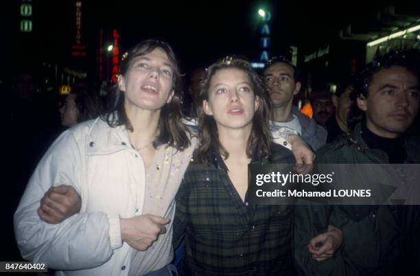 Jane Birkin et sa fille Kate Barry dans une manifestation organisee par SOS Racisme le 7 decembre 1985 a Paris, France.