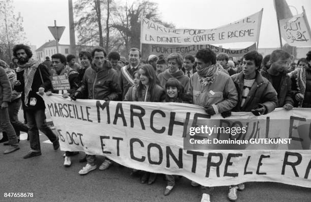 La Marche anti-raciste et pour la dignite, dite Marche des Beurs, effectue un tour de France avant son arrivee a Paris; la voici en Alsace, rejointe...