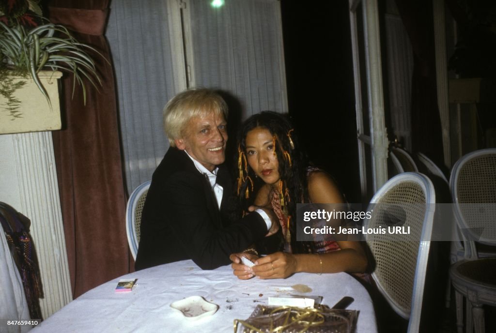 Klaus Kinski with wife Minhoi Genevieve Loanic circa 1980 in... Photo d'actualité Getty Images