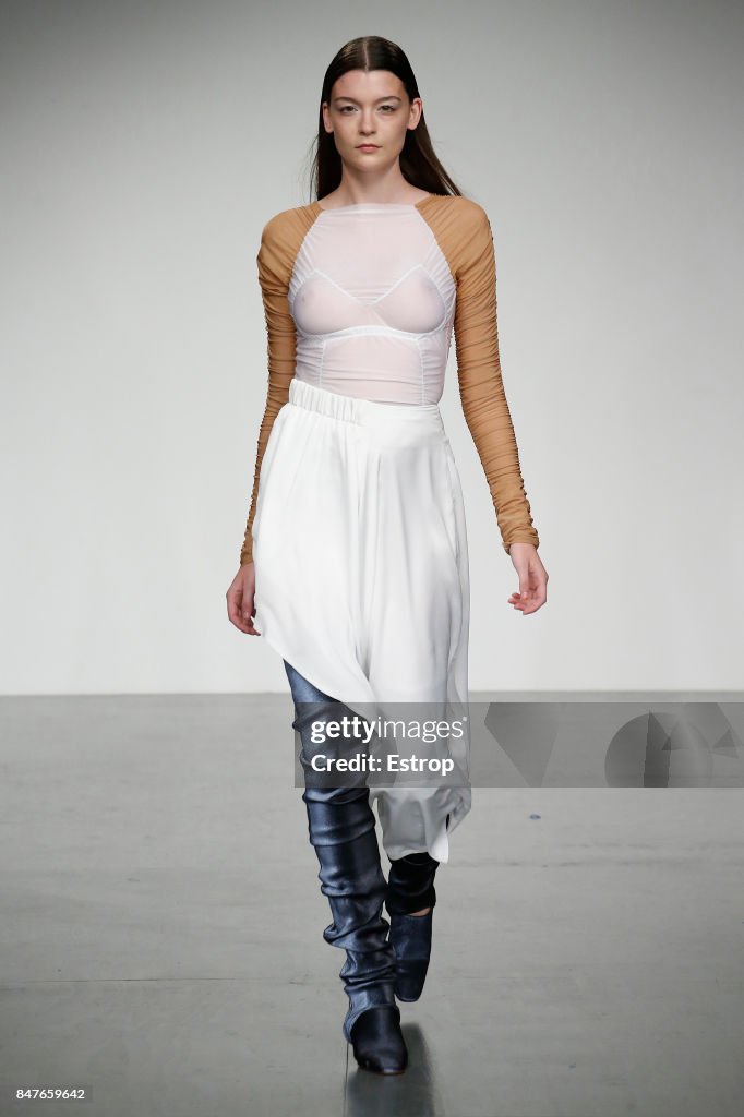 Paula Knorr - Runway - LFW September 2017