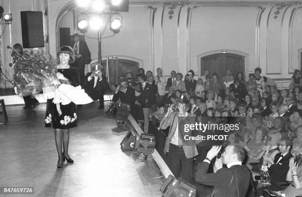 Mireille Mathieu recoit des bouquets de fleurs a l'issue de son tour de chant lors de sa tournee allemande en septembre 1972 a Hambourg, Allemagne.