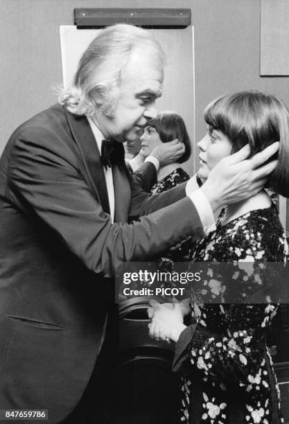 Mireille Mathieu avec son impresario Johnny Stark les soir de la premiere de son tour de chant d'un mois a l'Olympia le 6 fevrier 1973 a Paris,...