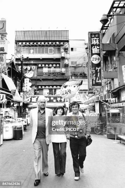 Mireille Mathieu durant sa tournee japonaise avec son impresario Johnny Stark et le photographe Patrice Picot en juin 1978 au Japon.