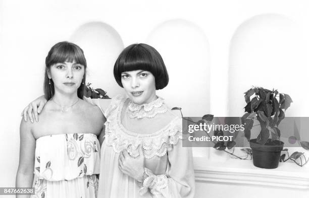 Mireille Mathieu et sa soeur Monique en janvier 1979 au Mexique.