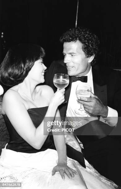 Mireille Mathieu et Patrick Wayne portent un toast a l'occasion du tournage de l'emission de varietes The Monte Carlo Show le 16 juin 1980 a Monaco.