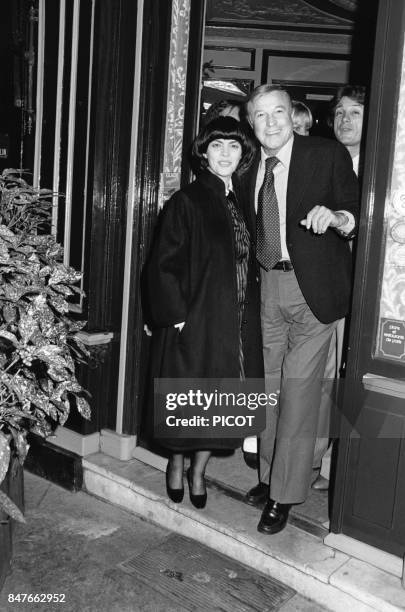 Mireille Mathieu avec l'acteur chanteur Gene Kelly lors de sa venue en France en octobre 1980 a Paris, France.