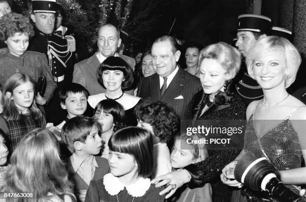 Mireille Mathieu a la fete de Noel de l'Hotel Matignon en compagnie du Premier ministre Raymond Barre et son epouse Eve ainsi que l'animatrice de...