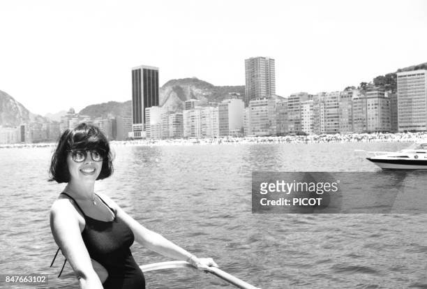 Mireille Mathieu fait une promenade en mer dans la baie de Rio pendant son sejour bresilien en janvier 1981 a Rio de Janeiro, Bresil.