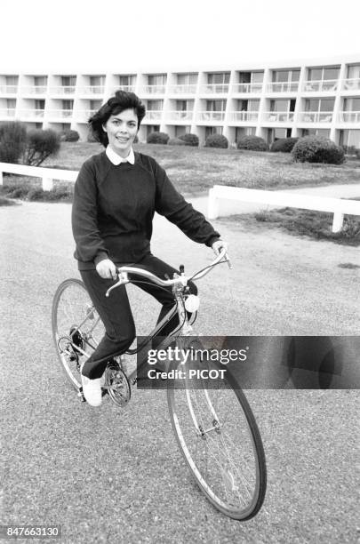 Mireille Mathieu fait de la bicyclette pendant son sejour dans la station bretonne en janvier 1981 a Quiberon, France.