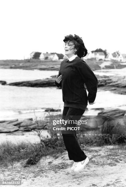 Seance de jogging pour Mireille Mathieu pendant son sejour dans la station bretonne en janvier 1981 a Quiberon, France.