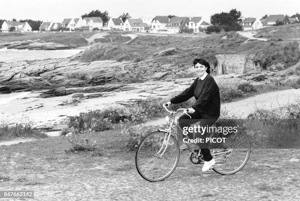 Mireille Mathieu fait de la bicyclette pendant son sejour dans la station bretonne en janvier 1981 a Quiberon, France.