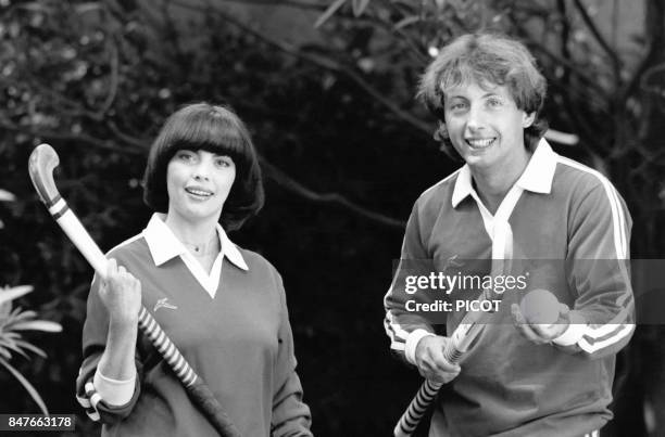 Detente pour Mireille Mathieu et son frere Remi en tenue de hockeyeurs dans la propriete de Johnny Stark pres de Marseille en aout 1981 a La Bedoule,...