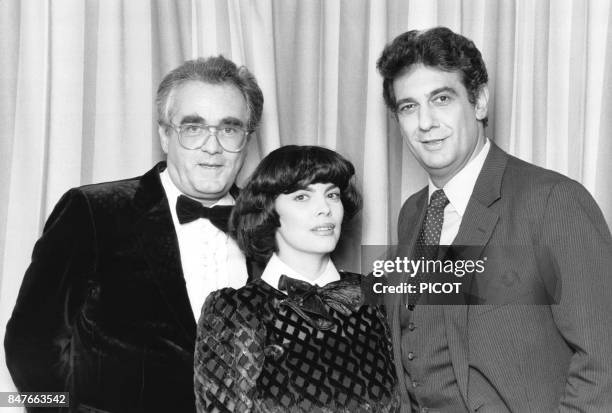 Mireille Mathieu en duo avec Placido Domingo au cours de l'emission televisee 'Le Grand Echiquier' sur leur chanson 'Tous mes reves' composee par...