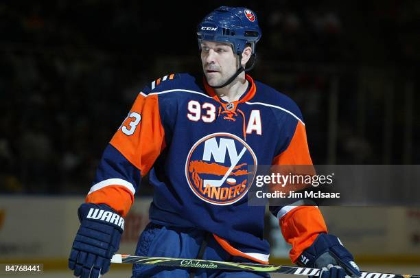 Doug Weight of the New York Islanders skates against the Los Angeles Kings on February 10, 2009 at Nassau Coliseum in Uniondale, New York. The Kings...