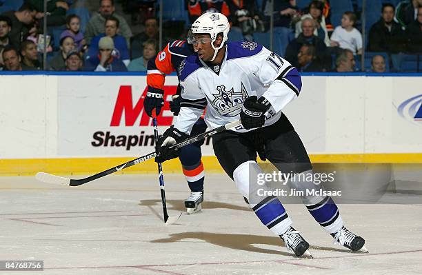 Wayne Simmonds of the Los Angeles Kings skates against the New York Islanders on February 10, 2009 at Nassau Coliseum in Uniondale, New York. The...