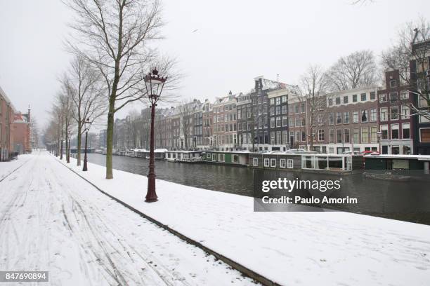 kaizegracht canal during winter in amsterdam - snow coverd stock pictures, royalty-free photos & images