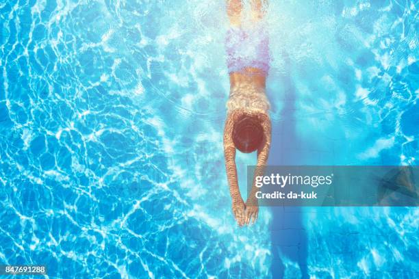 ragazzo felice che si tuffa in piscina - diver foto e immagini stock