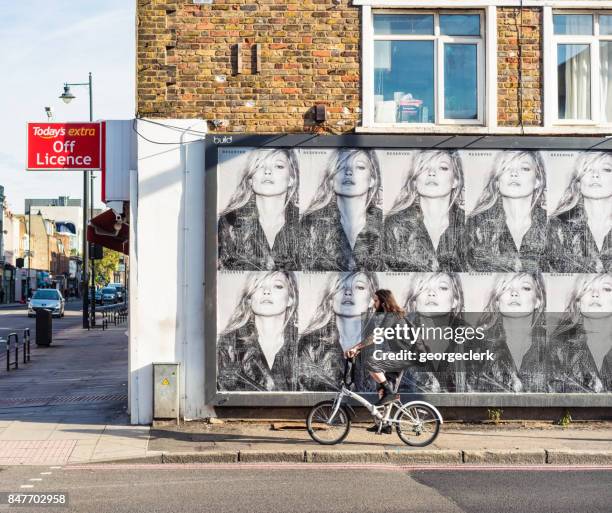 este londres esquina con kate moss en el anuncio de la cartelera - este de londres fotografías e imágenes de stock