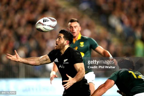Nehe Milner Skudder of the All Blacks juggles the loose ball during the Rugby Championship match between the New Zealand All Blacks and the South...