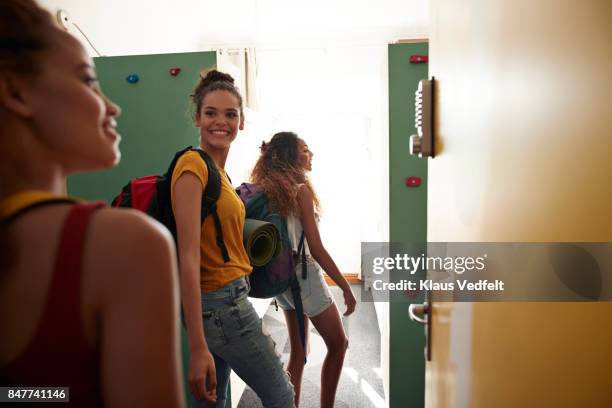 young women arriving to room with bunk beds, at youth hostel - hostel room stock-fotos und bilder