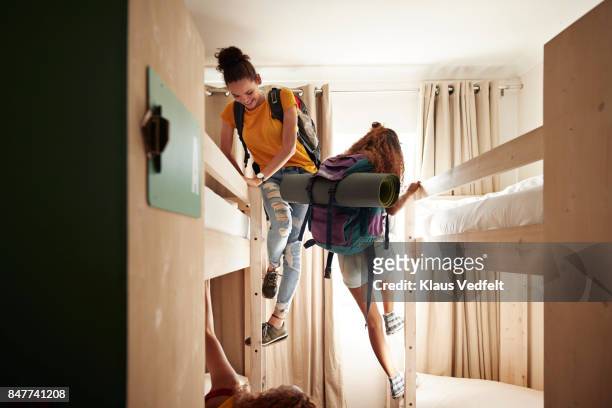 young women arriving to room with bunk beds, at youth hostel - auberge de jeunesse photos et images de collection