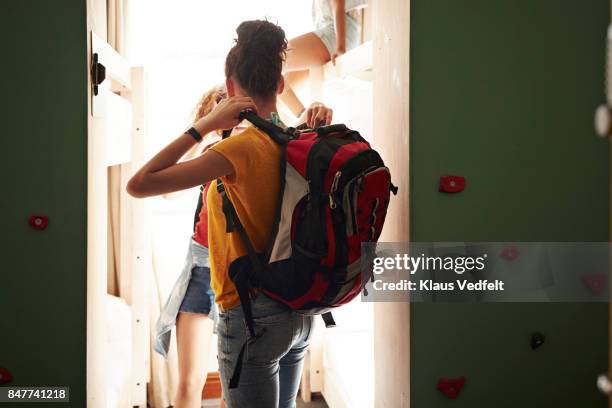 young women arriving to room with bunk beds, at youth hostel - hostel room stockfoto's en -beelden