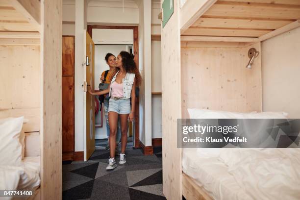 young women arriving at hostel room with bunk beds - auberge de jeunesse photos et images de collection