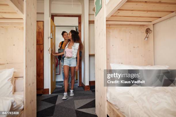 young women arriving at hostel room with bunk beds - summer university day 2 foto e immagini stock