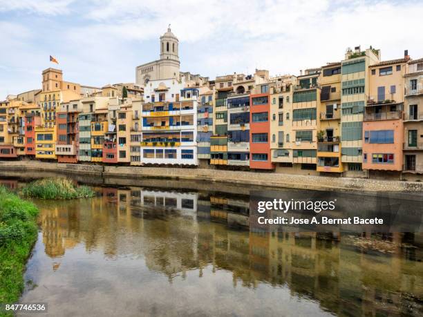 cathedral and houses on onyar riverbank, spain, catalonia, girona. - rivière onyar photos et images de collection