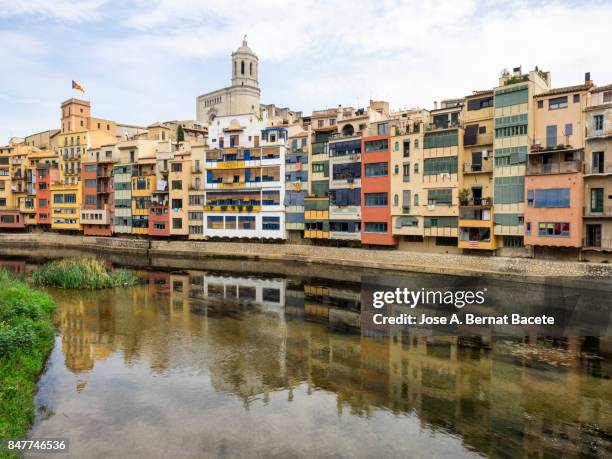 cathedral and houses on onyar riverbank, spain, catalonia, girona. - fiume onyar foto e immagini stock