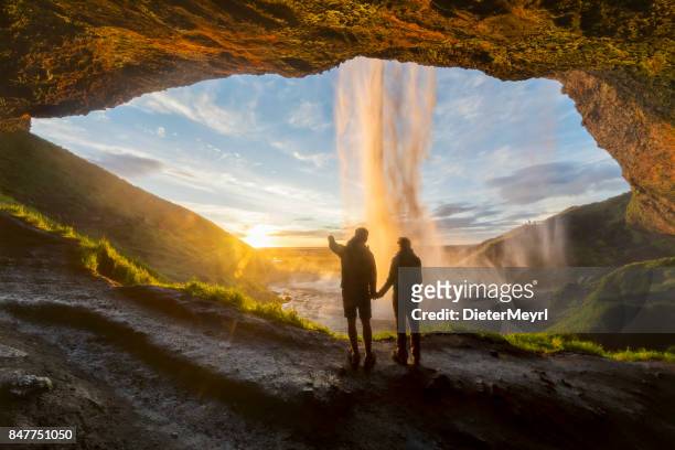 romantischen sonnenaufgang mit liebe in island - seljalandsfoss - iceland waterfall stock-fotos und bilder