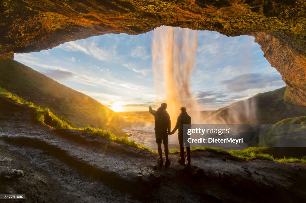 Alba romantica con amore in Islanda - Seljalandsfoss