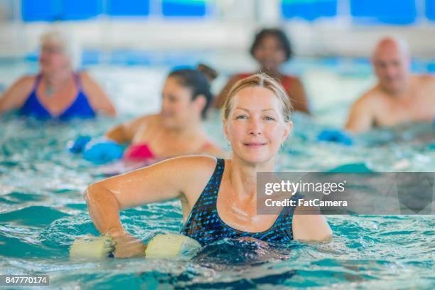 zwemmen-klasse - aquarobics stockfoto's en -beelden