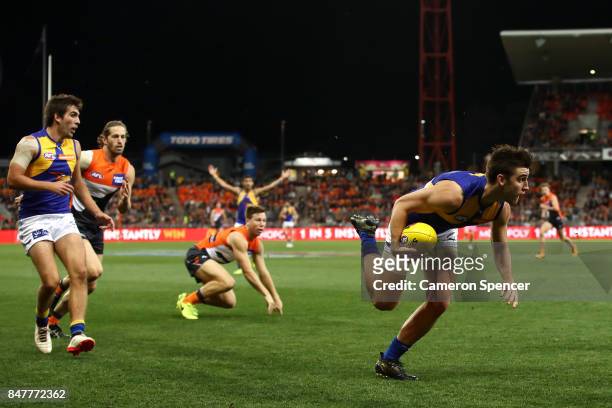 Elliot Yeo of the Eagles runs the ball during the AFL First Semi Final match between the Greater Western Sydney Giants and the West Coast Eagles at...