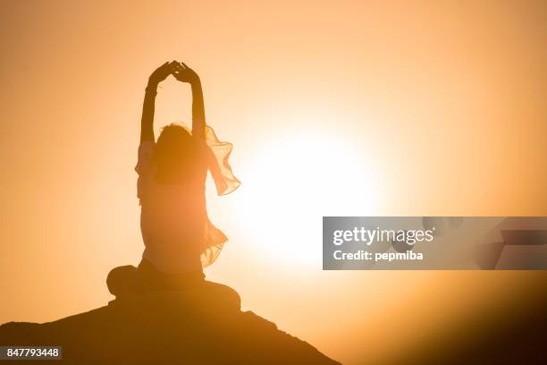 vrouw mediteren in de natuur - spiritueel stockfoto's en -beelden