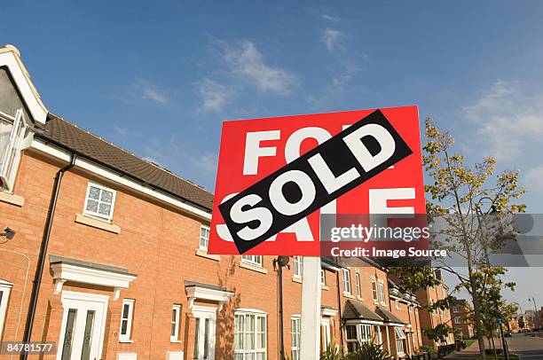 sold sign and houses - house for sale foto e immagini stock