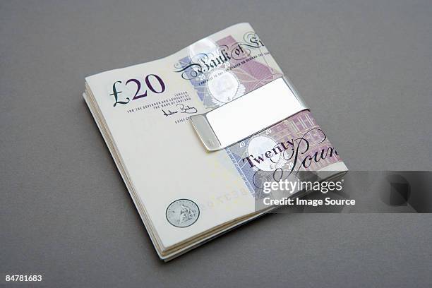 twenty pound notes in money clip - twenty pound note 個照片及圖片檔
