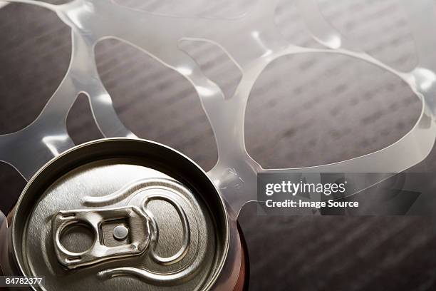 drink can and plastic ring - six pack stockfoto's en -beelden