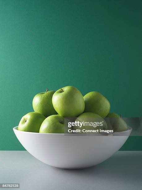 apples in a bowl - manzana verde fotografías e imágenes de stock